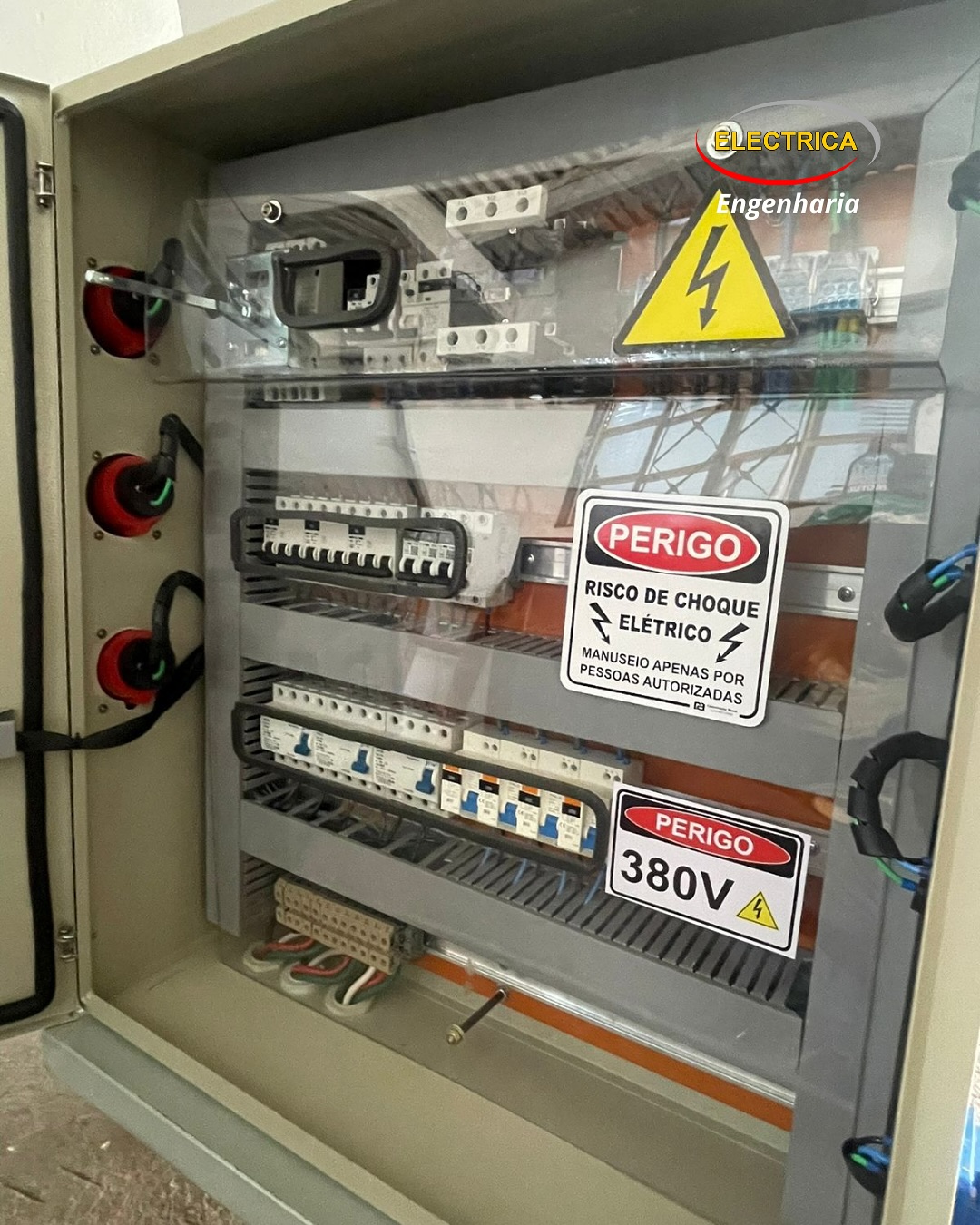 Painel de tomadas industriais com transformador de potência 25 kVA
